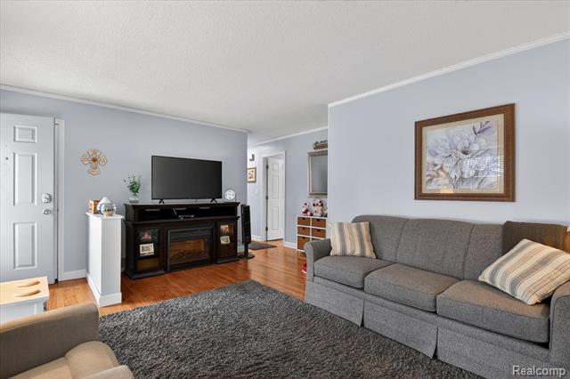 Builiding view six for 22856 S Brookside, Dearborn Heights, MI. 48125