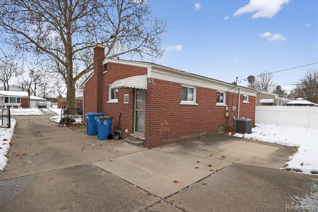 Builiding view thirty one for 22856 S Brookside, Dearborn Heights, MI. 48125