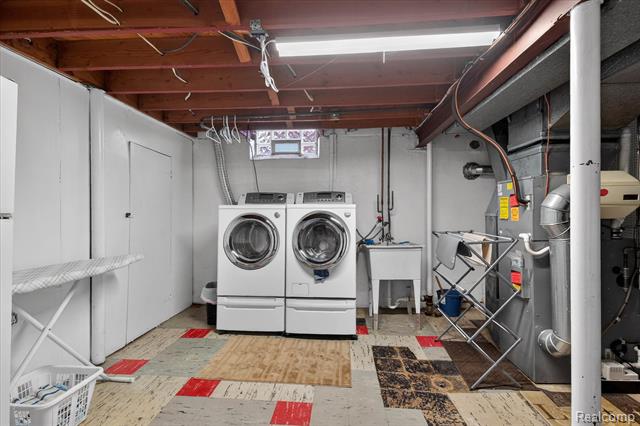 Builiding view twenty nine for 22856 S Brookside, Dearborn Heights, MI. 48125