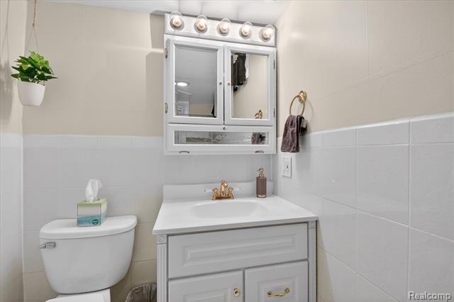 Builiding view twenty seven for 22856 S Brookside, Dearborn Heights, MI. 48125