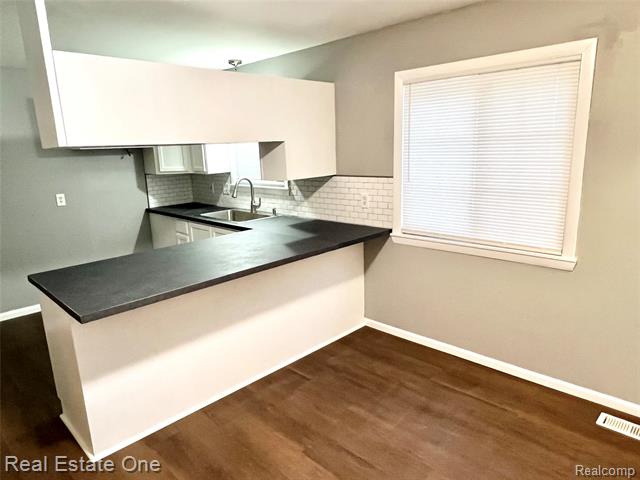 Builiding view fourteen for 28943 Eton, Westland, MI. 48186