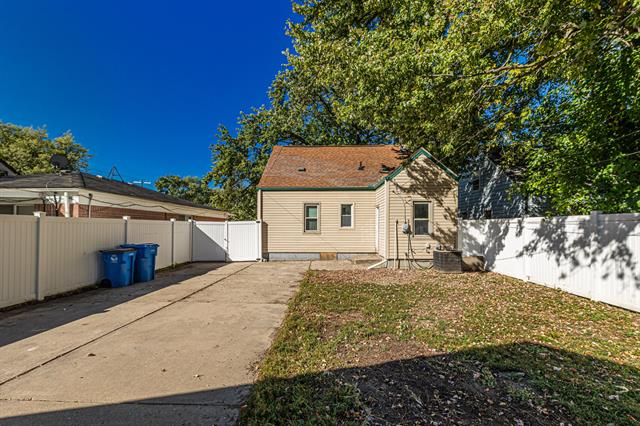 Builiding view twenty five for 4705 Jackson, Dearborn Heights, MI. 48125