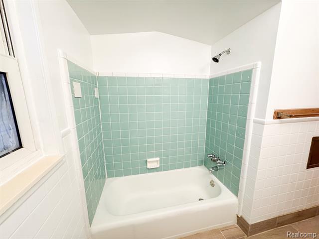 Builiding view ten for 4227 Eastlawn, Wayne, MI. 48184