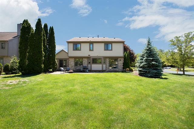 Builiding view fifty for 45432 White Pines, Novi, MI. 48374