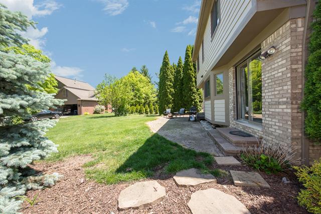 Builiding view forty nine for 45432 White Pines, Novi, MI. 48374