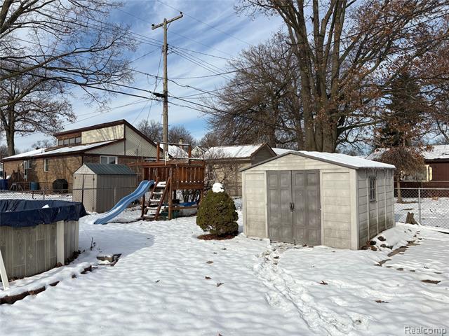 Builiding view forty eight for 4216 Syracuse, Dearborn Heights, MI. 48125