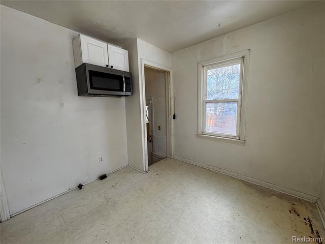 Builiding view ten for 4216 Syracuse, Dearborn Heights, MI. 48125