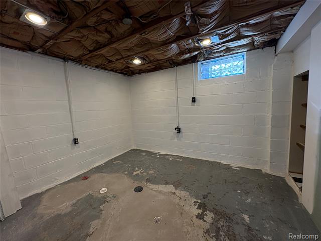 Builiding view thirty four for 4216 Syracuse, Dearborn Heights, MI. 48125