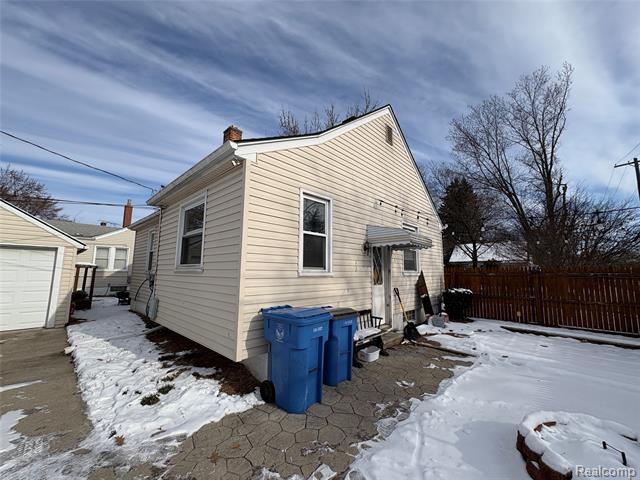 Builiding view thirty nine for 4216 Syracuse, Dearborn Heights, MI. 48125