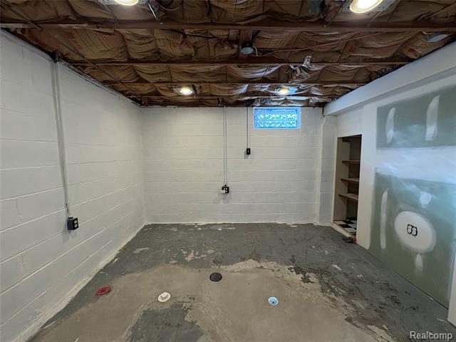 Builiding view thirty two for 4216 Syracuse, Dearborn Heights, MI. 48125