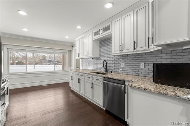 Builiding view ten for 41925 South, Canton, MI. 48188