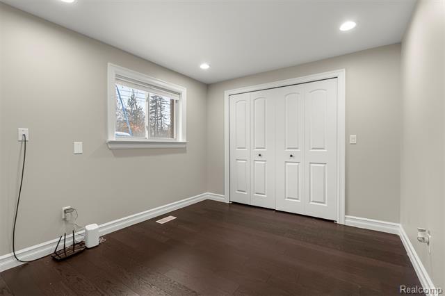 Builiding view twenty five for 41925 South, Canton, MI. 48188