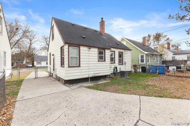 Builiding view eighteen for 24080 Stanford, Dearborn Heights, MI. 48125