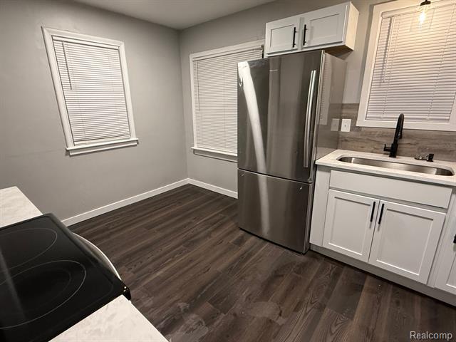 Builiding view twenty four for 3800 West Point, Dearborn, MI. 48124