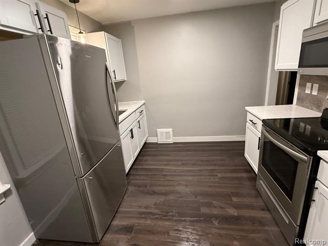 Builiding view twenty seven for 3800 West Point, Dearborn, MI. 48124