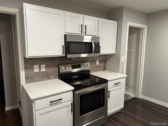 Builiding view twenty two for 3800 West Point, Dearborn, MI. 48124