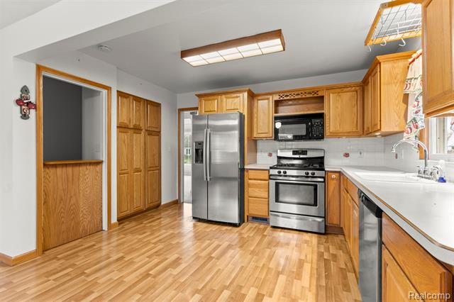 Builiding view eighteen for 24716 Ross, Dearborn, MI. 48124