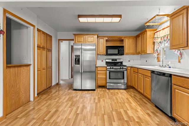 Builiding view seventeen for 24716 Ross, Dearborn, MI. 48124