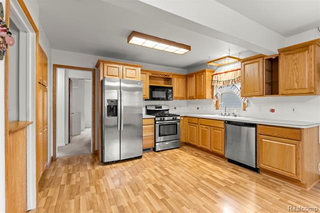 Builiding view sixteen for 24716 Ross, Dearborn, MI. 48124