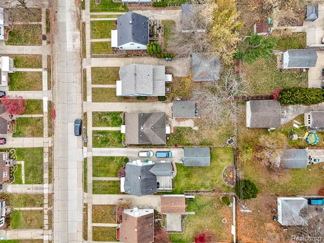 Builiding view thirty nine for 24716 Ross, Dearborn, MI. 48124