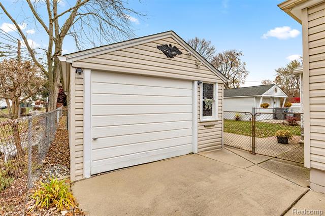 Builiding view thirty one for 24716 Ross, Dearborn, MI. 48124