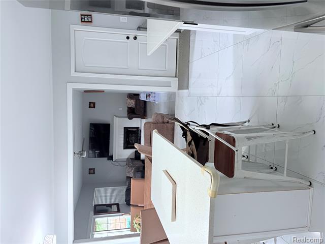 Builiding view twenty five for 38798 Covington, Wayne, MI. 48184