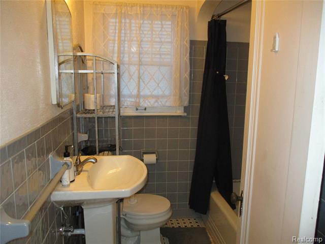 Builiding view ten for 24411 Union, Dearborn, MI. 48124