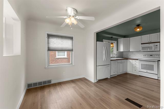 Builiding view eight for 20447 Carlysle, Dearborn, MI. 48124