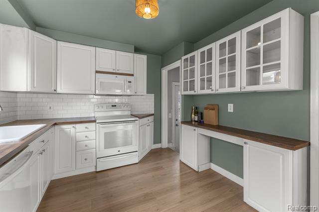 Builiding view eleven for 20447 Carlysle, Dearborn, MI. 48124