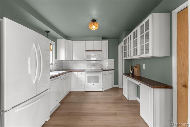 Builiding view nine for 20447 Carlysle, Dearborn, MI. 48124