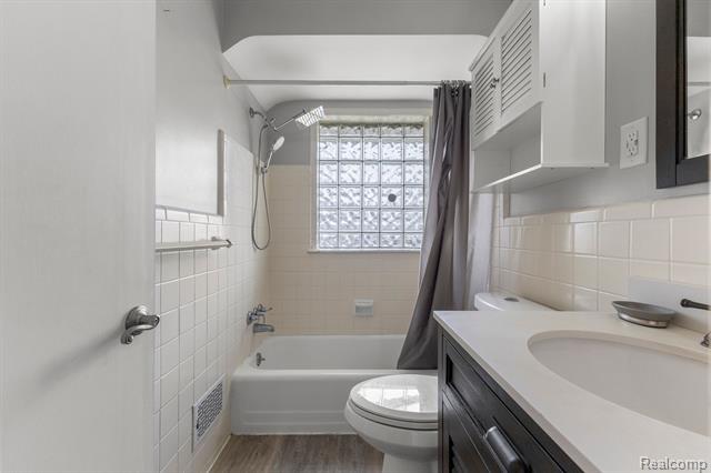 Builiding view sixteen for 20447 Carlysle, Dearborn, MI. 48124