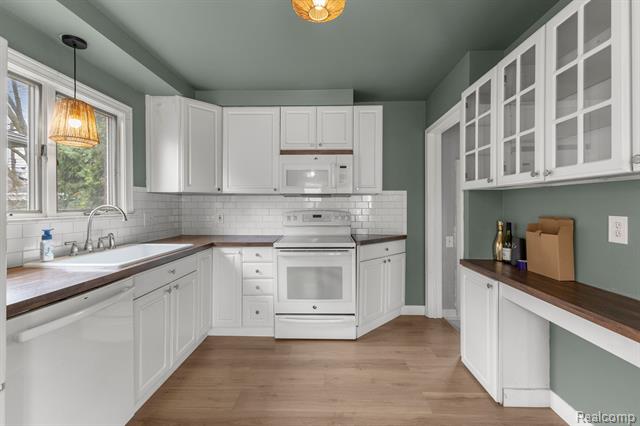 Builiding view ten for 20447 Carlysle, Dearborn, MI. 48124