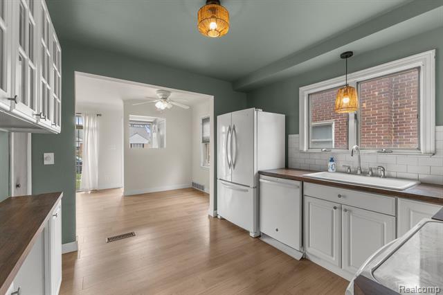 Builiding view thirteen for 20447 Carlysle, Dearborn, MI. 48124