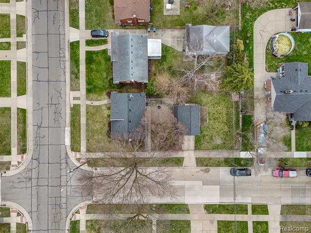 Builiding view thirty eight for 20447 Carlysle, Dearborn, MI. 48124