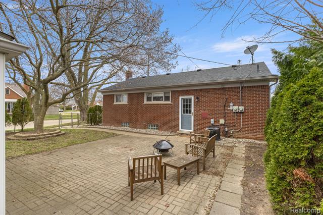 Builiding view thirty one for 20447 Carlysle, Dearborn, MI. 48124