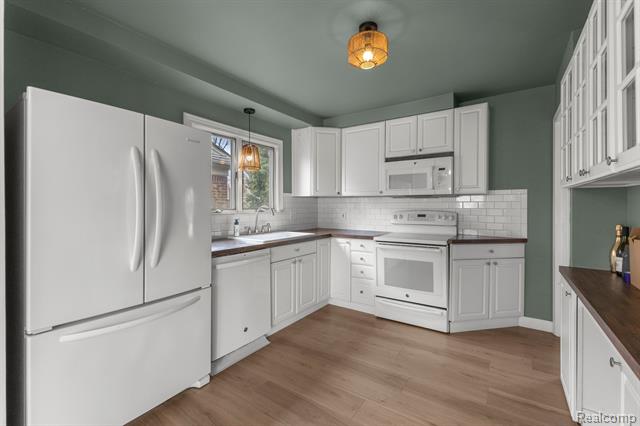 Builiding view twelve for 20447 Carlysle, Dearborn, MI. 48124