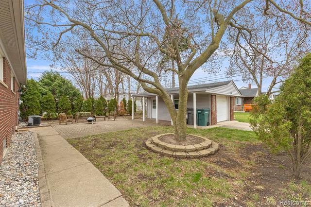 Builiding view twenty seven for 20447 Carlysle, Dearborn, MI. 48124