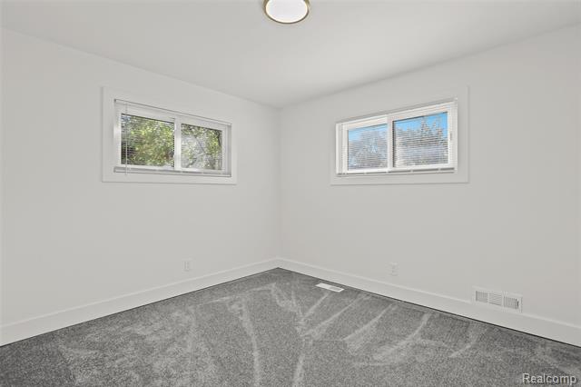 Builiding view fifteen for 13711 Courtland, Oak Park, MI. 48237