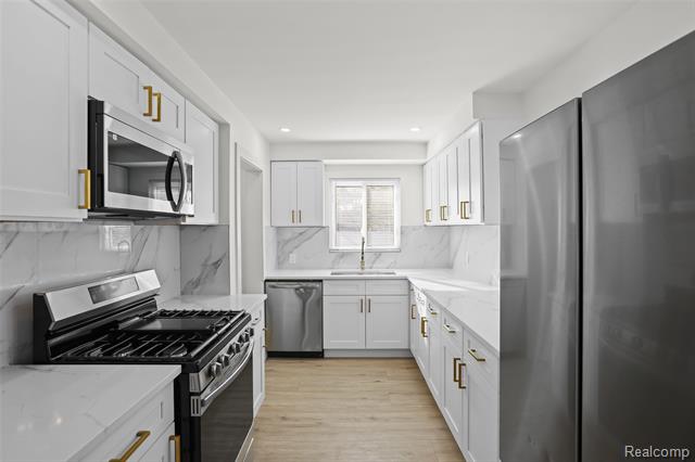 Builiding view nine for 13711 Courtland, Oak Park, MI. 48237