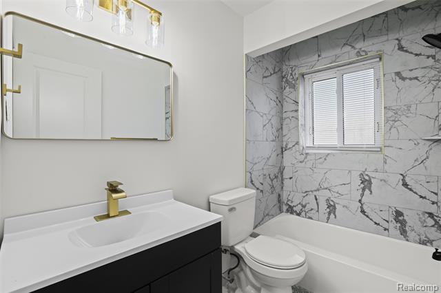 Builiding view seventeen for 13711 Courtland, Oak Park, MI. 48237