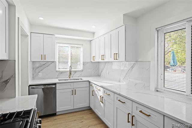 Builiding view ten for 13711 Courtland, Oak Park, MI. 48237