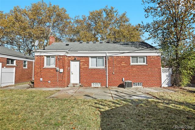 Builiding view twenty five for 13711 Courtland, Oak Park, MI. 48237