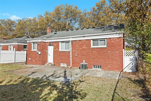 Builiding view twenty four for 13711 Courtland, Oak Park, MI. 48237