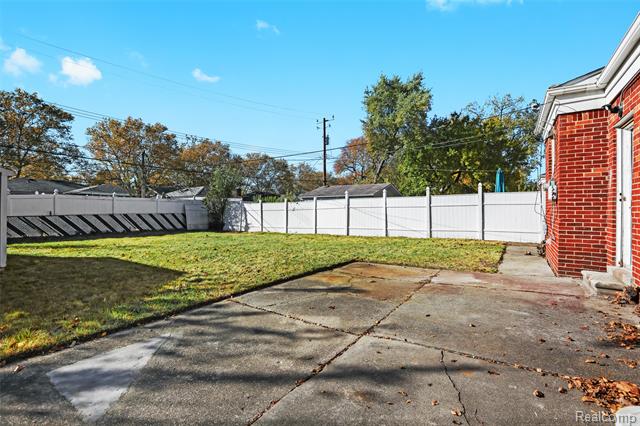 Builiding view twenty seven for 13711 Courtland, Oak Park, MI. 48237