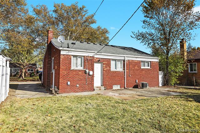 Builiding view twenty three for 13711 Courtland, Oak Park, MI. 48237