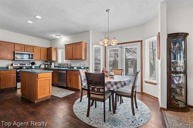 Builiding view eighteen for 2601 Dagner, Westland, MI. 48186