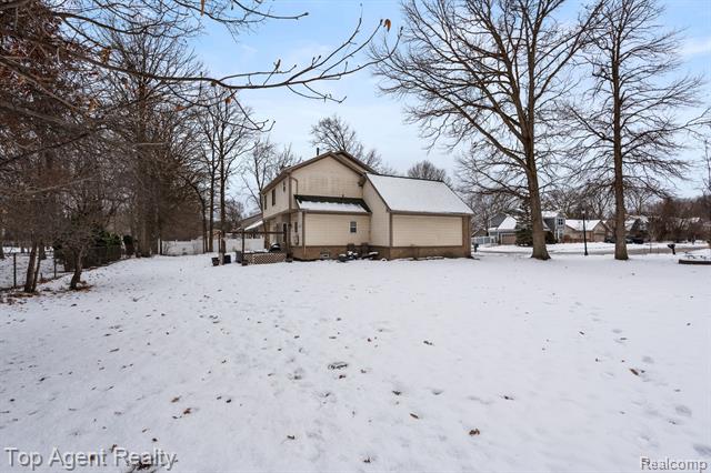 Builiding view forty four for 2601 Dagner, Westland, MI. 48186