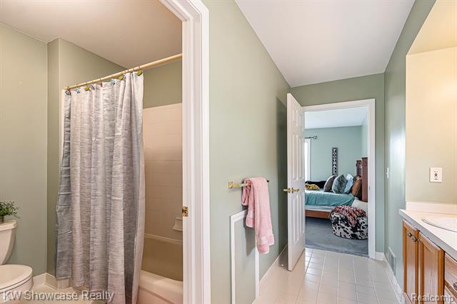 Builiding view thirty three for 47266 White Pines, Novi, MI. 48374