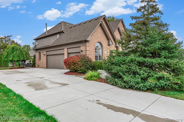 Builiding view two for 47266 White Pines, Novi, MI. 48374