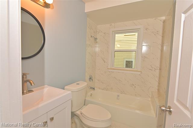 Builiding view forty one for 24815 Oxford, Dearborn, MI. 48124